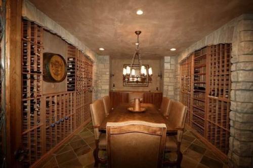 「别墅酒窖」如何才能让别墅地下室酒窖设计显得更加高端呢？